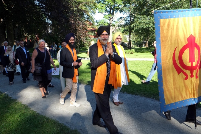 Sikhs at procession (281K)