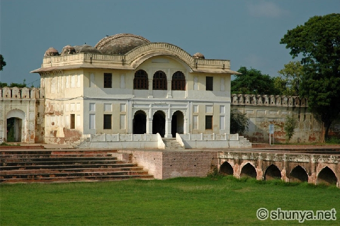 Palace or Sheesh Mahal at Aam Khas Bagh (237K)