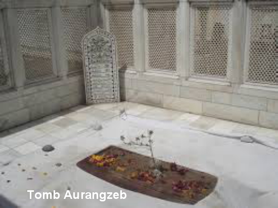 Tomb Aurangzeb.jpeg