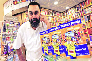 Khushwant_Singh_with_copies_of_the_biography (34K)