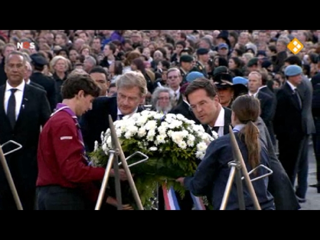 (4) Prime - Minister Mark Rutte laying a krans at the National Monument of Amsterdam. (162K)