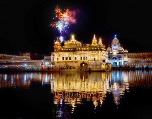 Darbar-Sahib-Amritsar-fireworks-show-300x235 (21K)