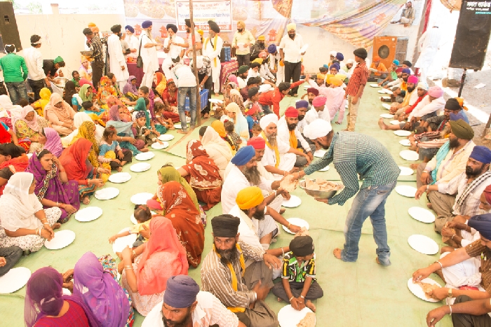 Langar at Wardha Gurdwara (375K)