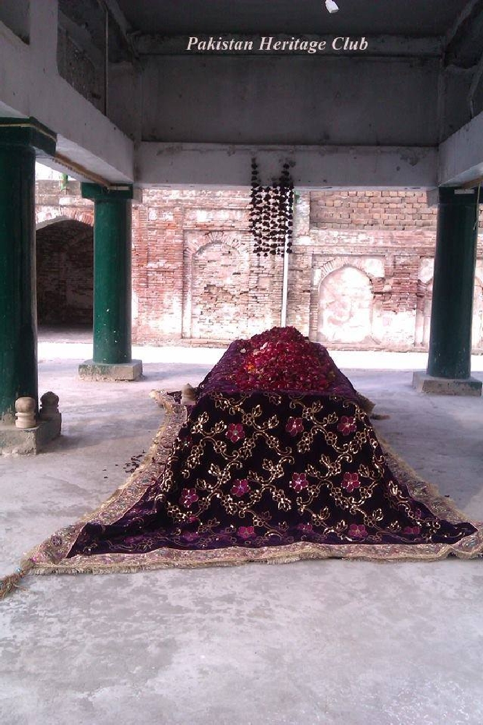 The grave of Syed Abdul Qadir Gilani (493K)