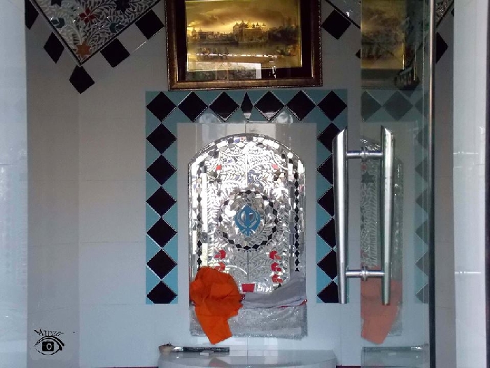 Inside the Gurdwara (233K)