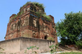 Tomb of Bibi Taj.jpg