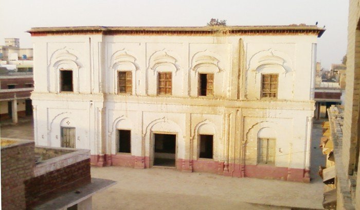 School-encircles-Gurdwara (63K)